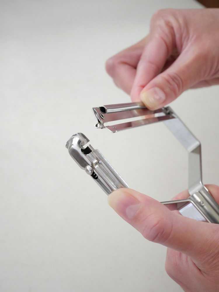 ワンタッチで替え刃交換！1本3役　ニュースピードピーラーの使用画像。