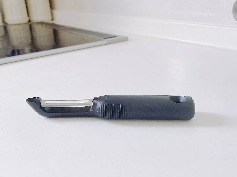 OXO/オクソーのGood Gripsタテ型ピーラー、エルゴノミックグリップとステンレス鋼の刃を備えたキッチン用調理器具