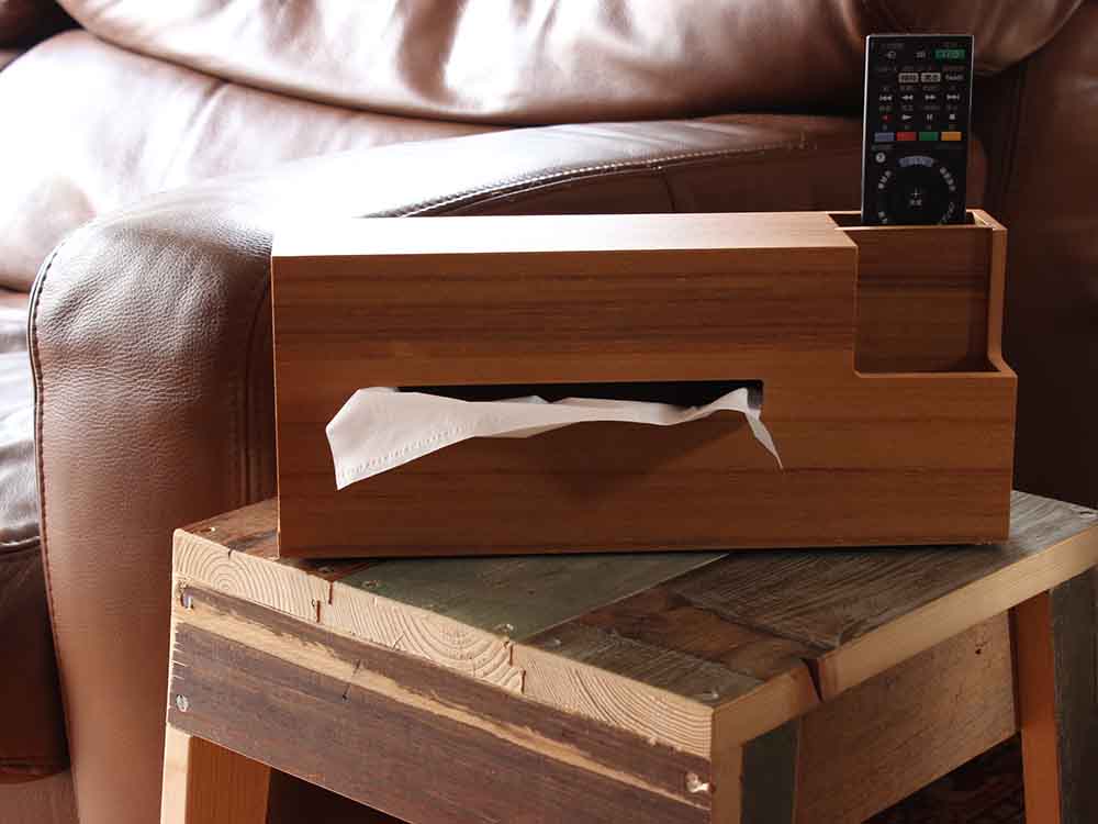 BRID製の木製ウッドティッシュケース。突板とMDFを使用し、収納部に取り外し可能な仕切り板が特徴のオフィス向けデザイン。