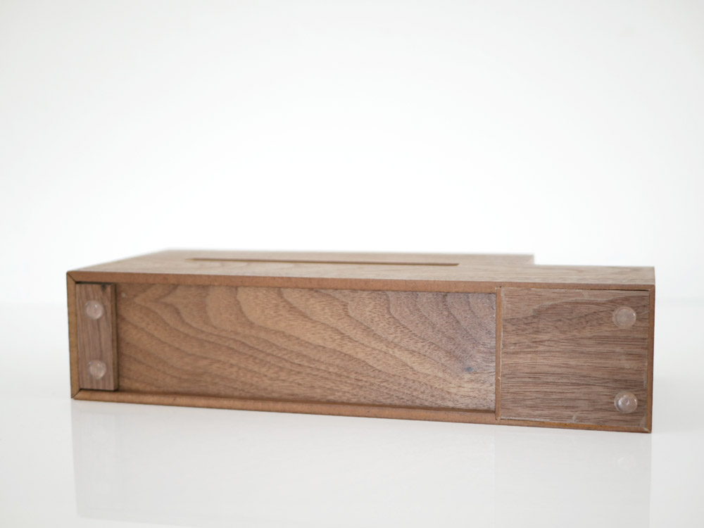 BRIDの木製ウッドティッシュケース。突板とMDFを使用したハードウッド製で、仕切り板が取り外せるオフィス用収納ケース。