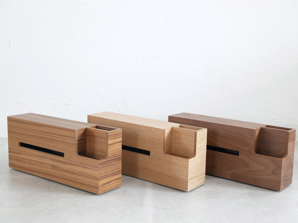 BRIDのウッドティッシュケース。突板とMDFを使用した木製で、取り外し可能な収納仕切りが備わっています。