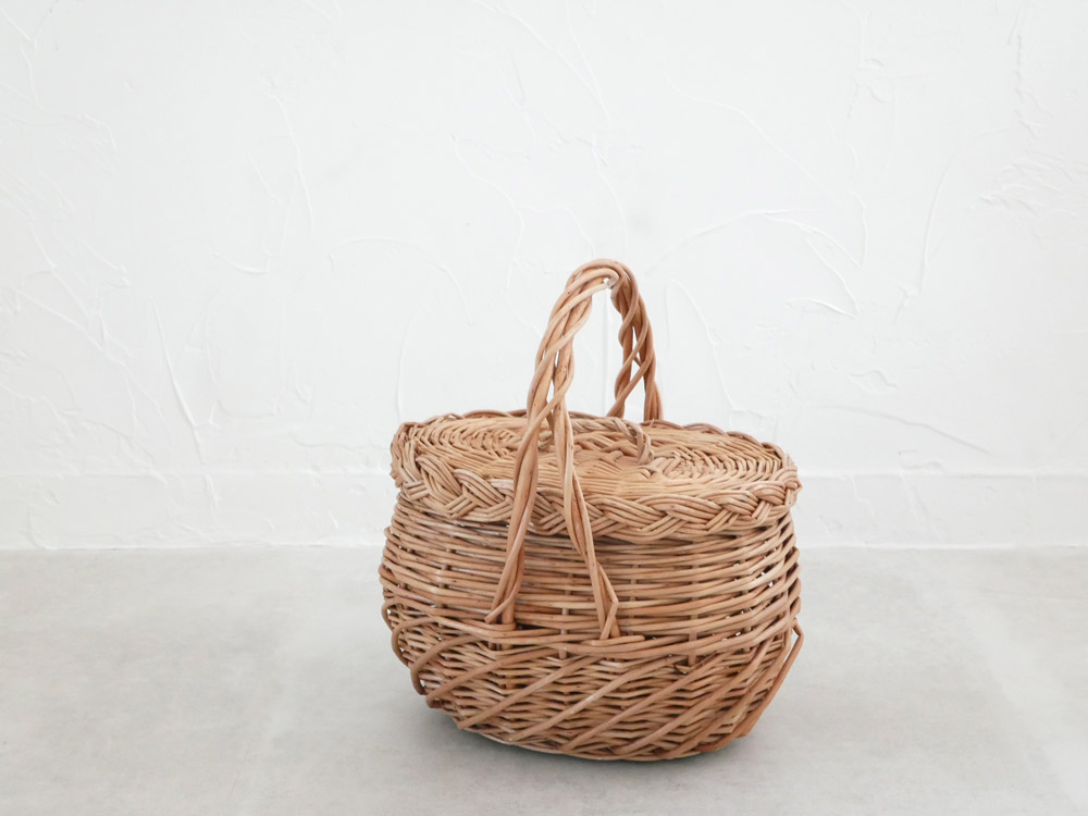 POSH LIVINGの柳素材ウィッカーバスケット10584、ナチュラルな編み柄で幅24.5cm、高さ27cmの収納バスケット