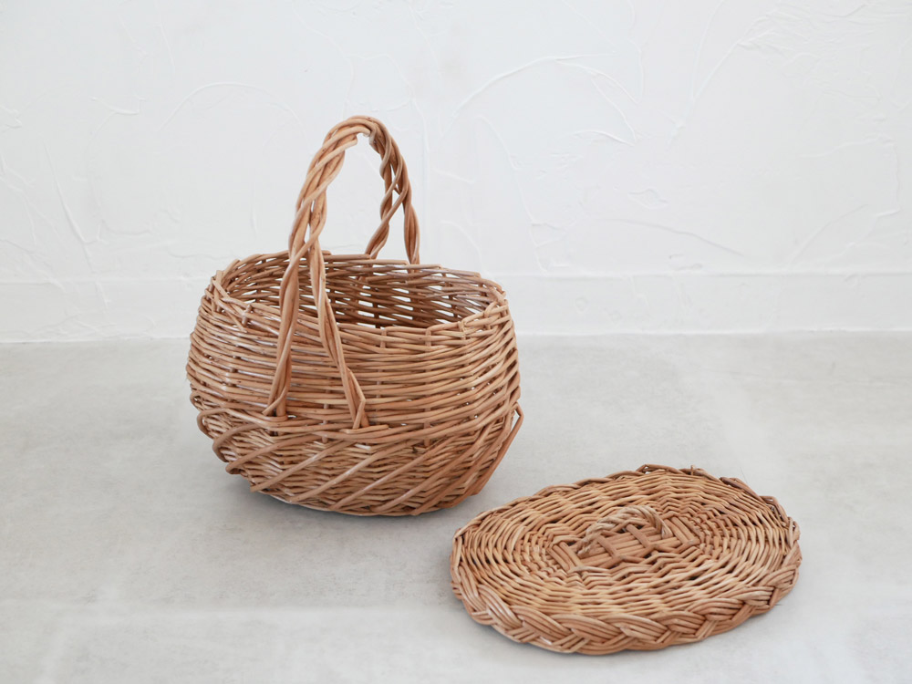 POSH LIVINGの柳製ウィッカーバスケット10584。シンプルでナチュラルなデザインのバスケット、サイズは幅24.5cm、奥行21cm、高さ27cm。
