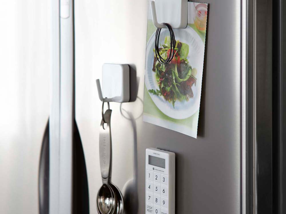 YAMAZAKI/towerブランドのステンレス製マグネットフック、耐荷重500gで約4.8cmサイズ