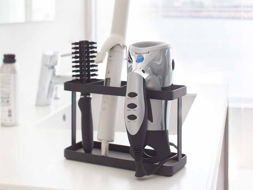 YAMAZAKIタワーブランドのドライヤーとヘアアイロン用スタンドのセット。スチール製でモダンなデザイン、扉とコード用のフックが付属