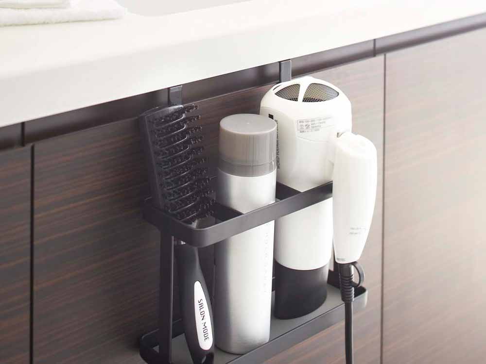 YAMAZAKI/tower製のドライヤーとヘアーアイロンを収納できるスチール製スタンド。扉用フック2個とコード用フック3個が付属しています。