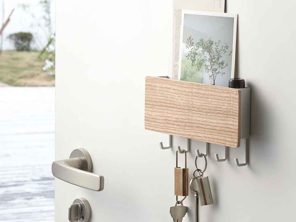 YAMAZAKI/RINブランドのホルダー付きマグネットキーフックが壁に取り付けられている様子