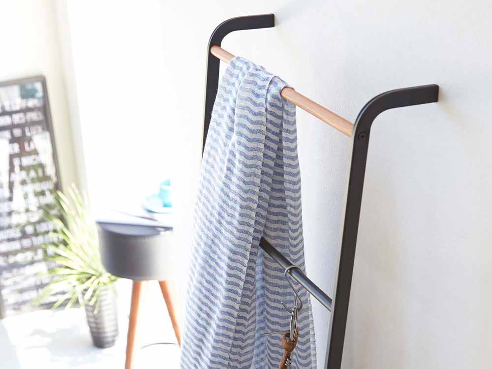 Yamazaki/tower製のラダーハンガー。幅45cm、高さ160cmの壁掛け収納ラックで、各バーに約1kgの耐荷重があります。