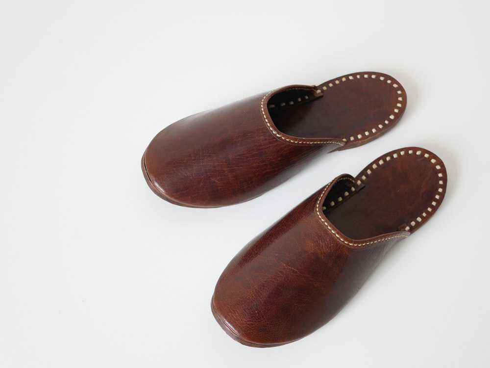 Horn Please（ホーンプリーズ）の水牛皮レザースリッパ。WAXリネンステッチが施され、様々なカラーとサイズが並んでいます。