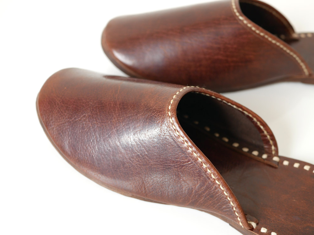 Horn Pleaseホーンプリーズの水牛皮レザースリッパ。WAX加工とリネンステッチが施されたシンプルなデザイン。