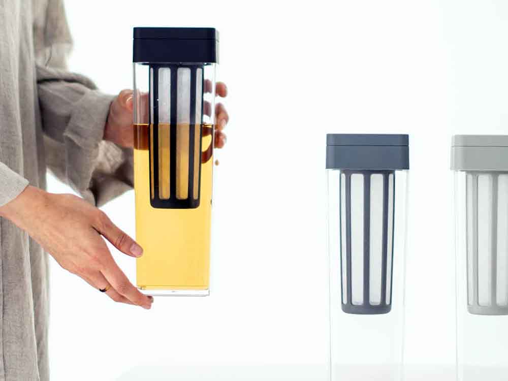 サラサデザインの水出しフィルター付き1.2リットルウォータージャグ、蓋を備えたプラスチック製シリンダー