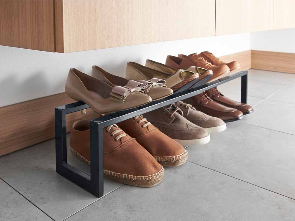 YAMAZAKI/LINEの伸縮式1段シューズラック。スチール製で幅38〜70cmに調節可能、4〜6足の靴と6〜8足のヒールを収納できるデザイン