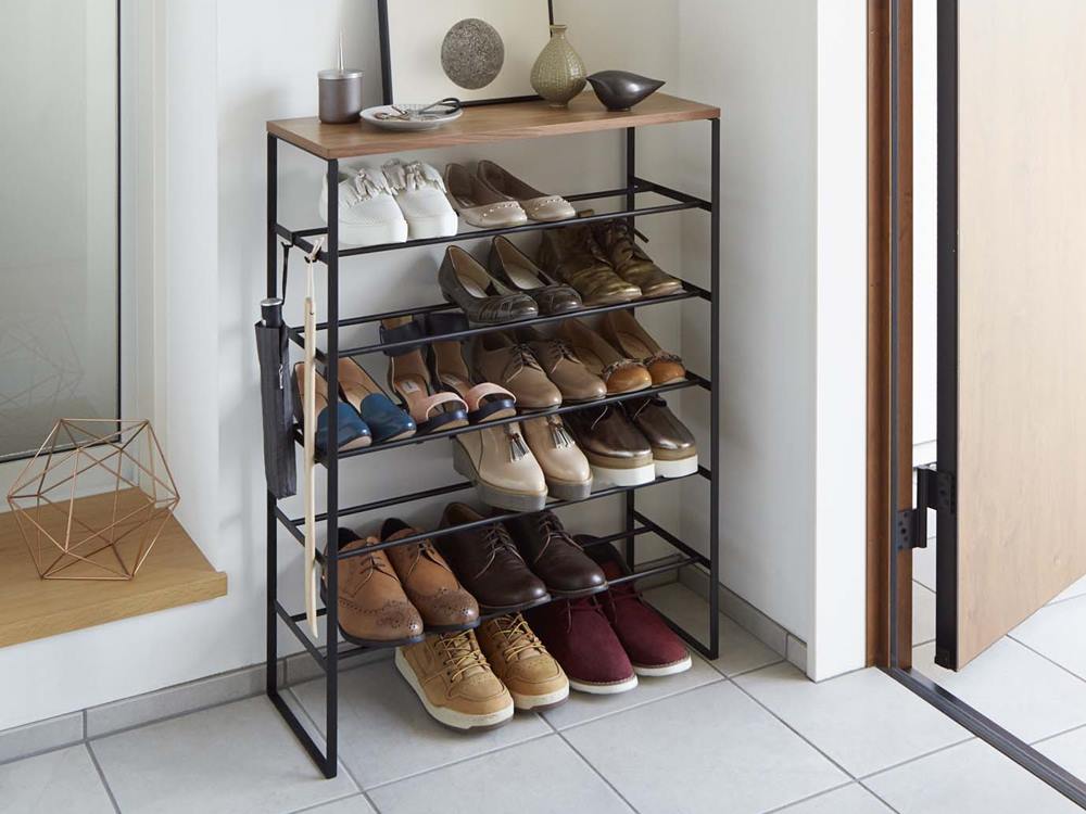 YAMAZAKIタワー天板付きシューズラック。高さ87cmのスチール製オーガナイザーに天然木の天板と複数の棚が備わっています。