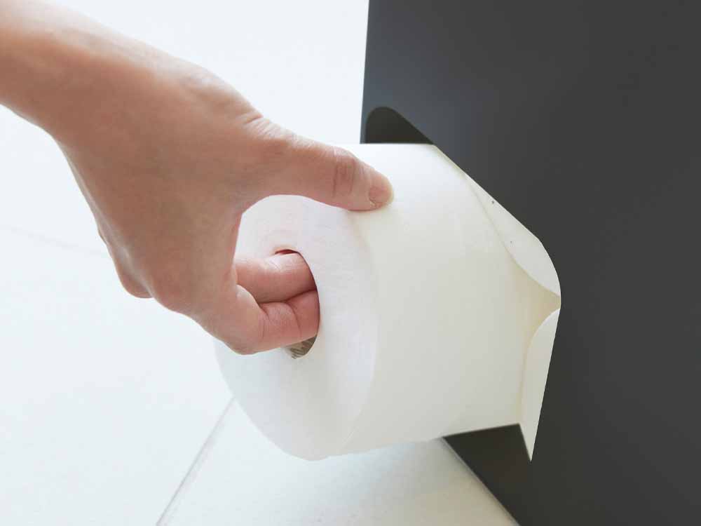 YAMAZAKI/towerブランドのスチール製トイレットペーパーストッカー、縦置きタイプで8ロール収納可能