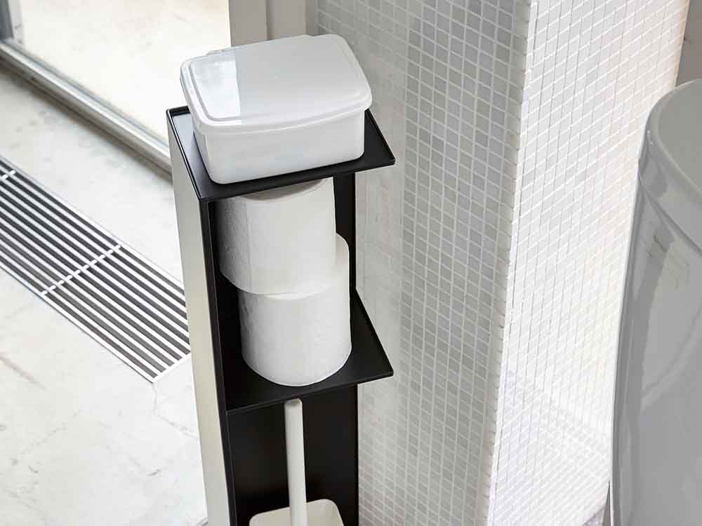 YAMAZAKI/towerのスリムトイレラック。幅13cm、高さ70.5cmのスチール製で、上下にトレイが配置された縦型収納ラック。