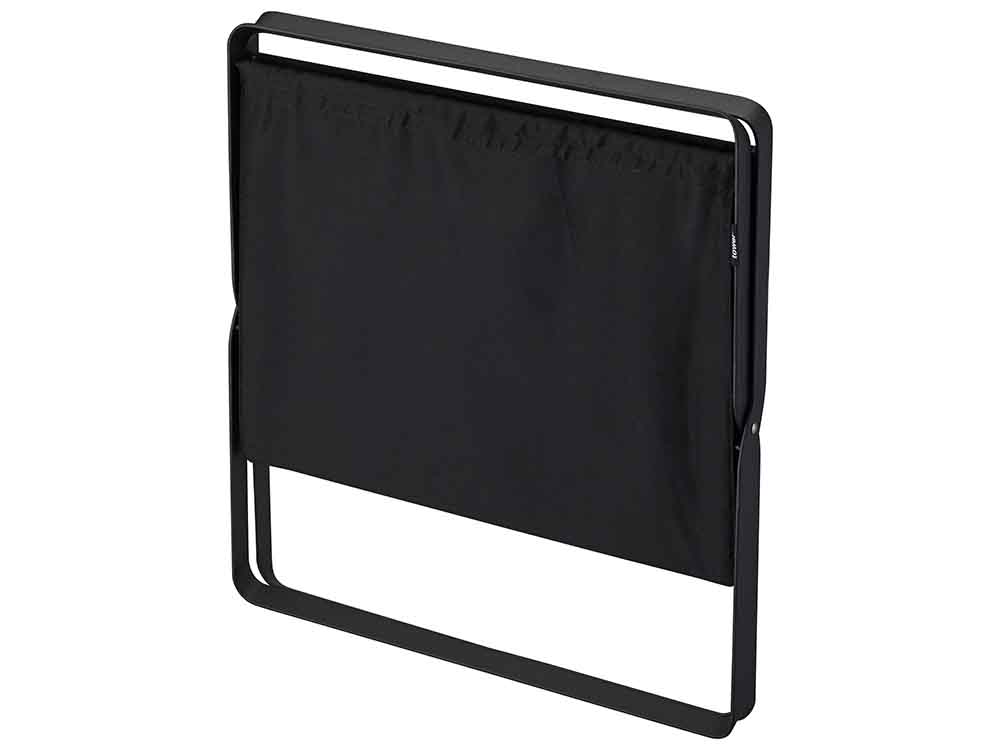 YAMAZAKI/tower製の手荷物収納ボックス。スチールフレームとポリエステルバスケットを使用したシンプルで頑丈なデザイン。