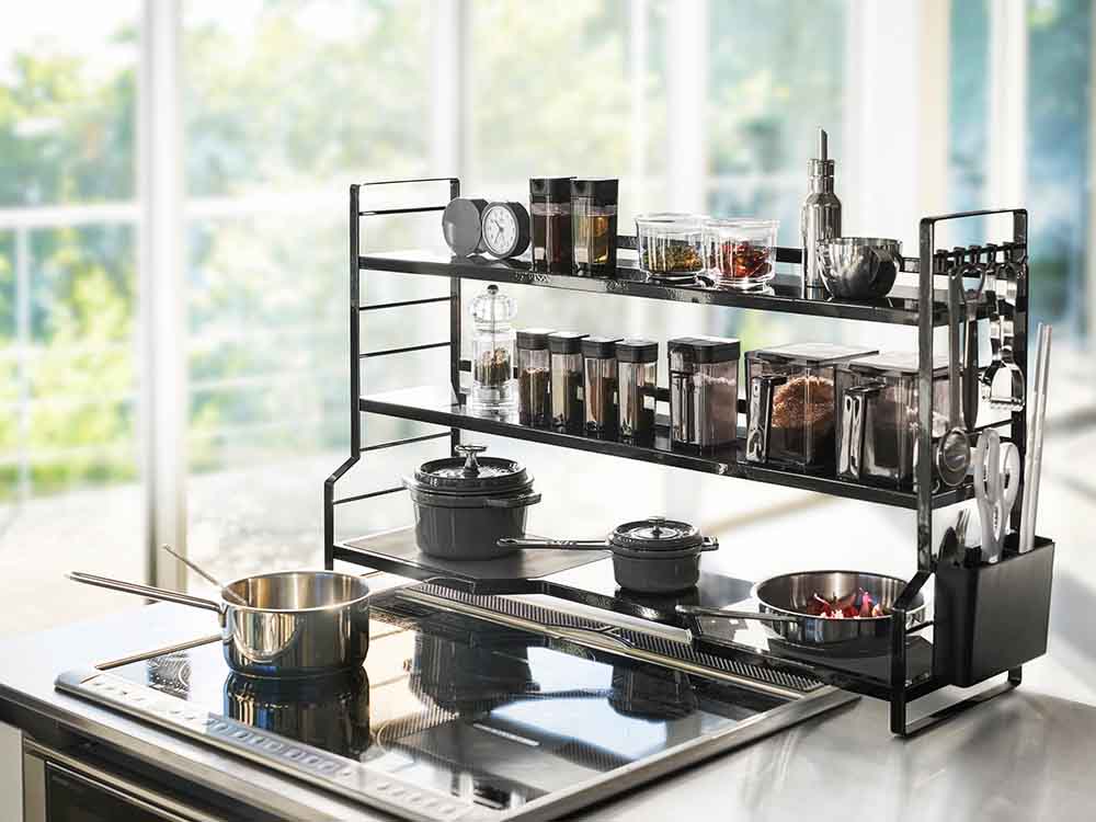 YAMAZAKI/tower製スチールコンロ奥ラック。幅79cm、高さ46cmでビルトインガスコンロやIHクッキングヒーターに対応したキッチン用収納棚。