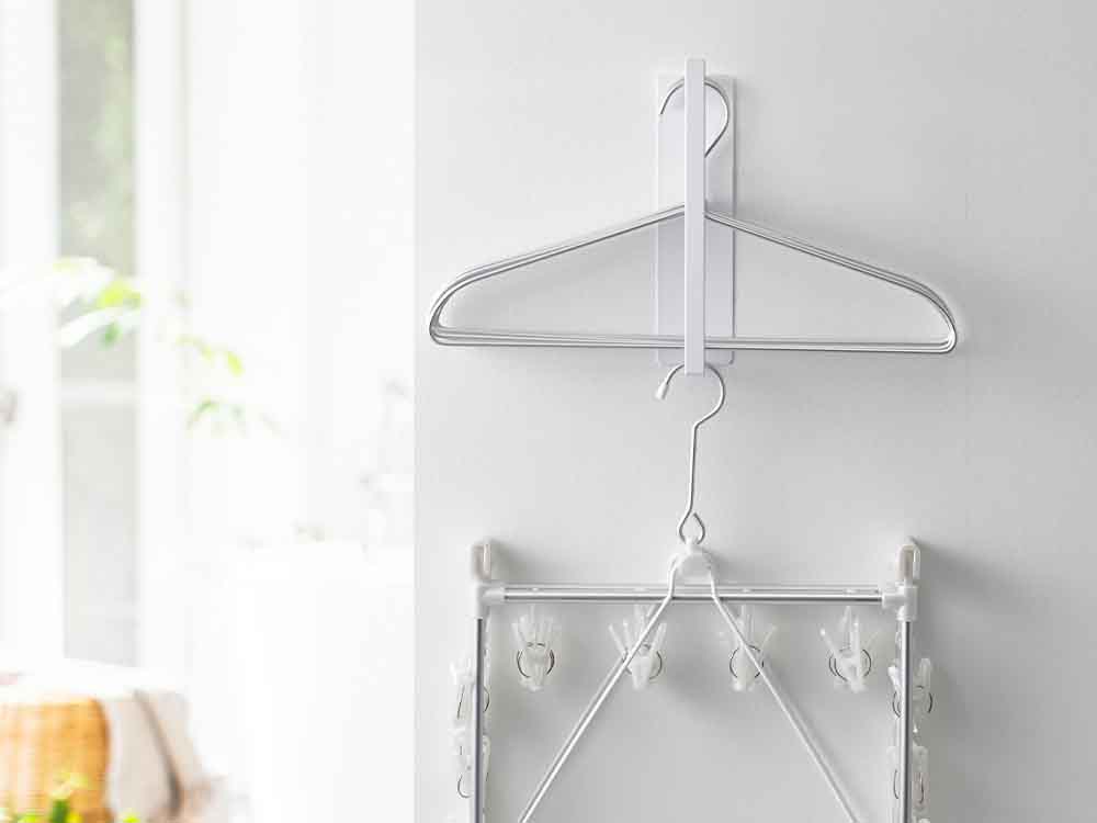 YAMAZAKI/tower製マグネット2段洗濯ハンガー収納ラック。スチール製でフック3本とマグネット付き、壁面に簡単取り付け可能。