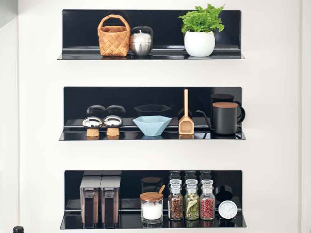 タワーマグネットキッチン棚が壁に設置されている様子