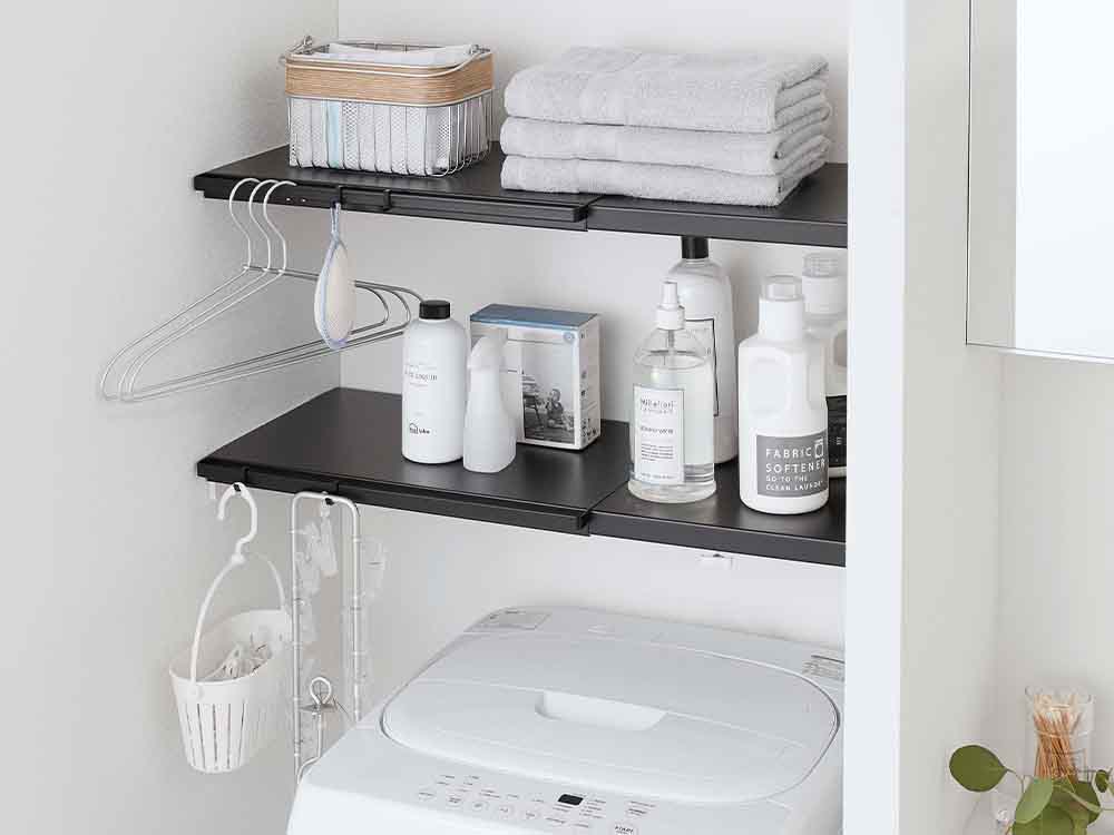 タワーの伸縮棚板がつっぱり棒に取り付けられている様子