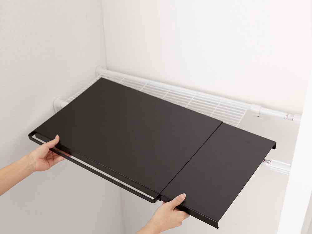 タワー伸縮棚板がつっぱり棒に2枚設置された様子