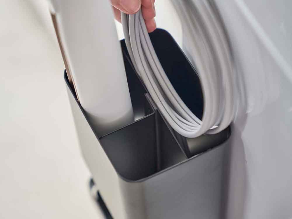 YAMAZAKI/towerのマグネット仕切り付きヘアアイロンホルダー