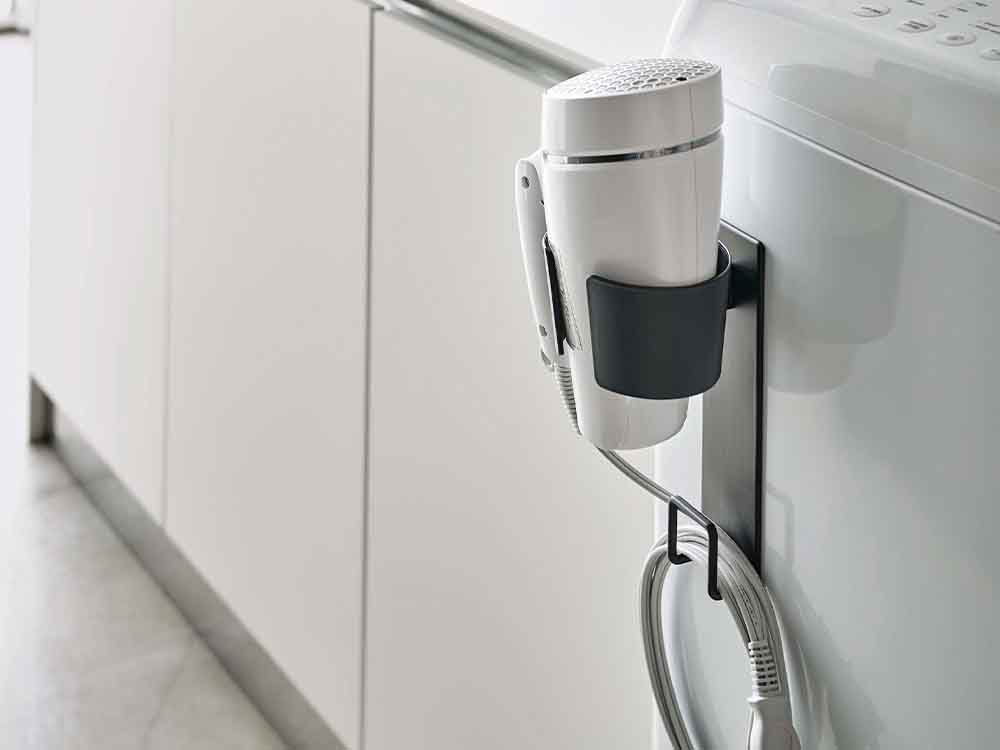 マグネット式ドライヤーホルダーが壁に取り付けられている