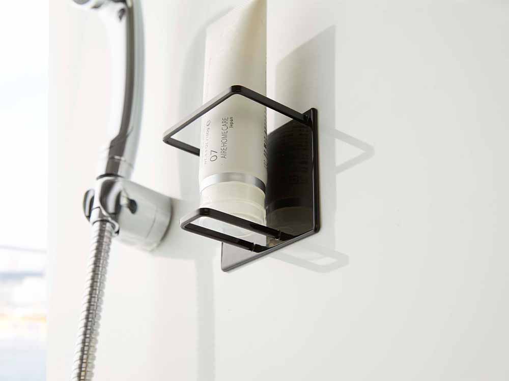 バスルームに取り付けられたマグネットボトルホルダー