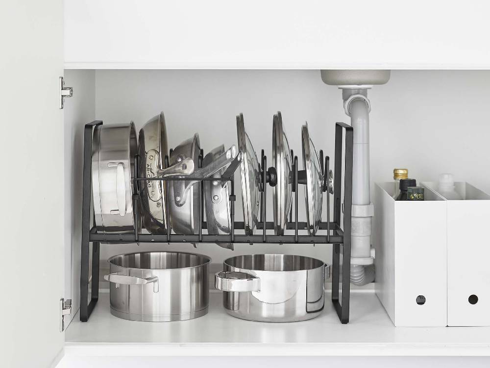 黒色のタワーシンク下用2段鍋蓋・フライパン収納ラック