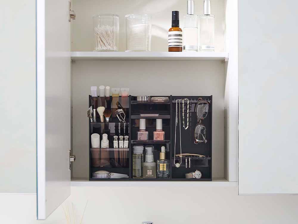 towerブランドの4段コスメ立体収納ケースと他の収納ケース