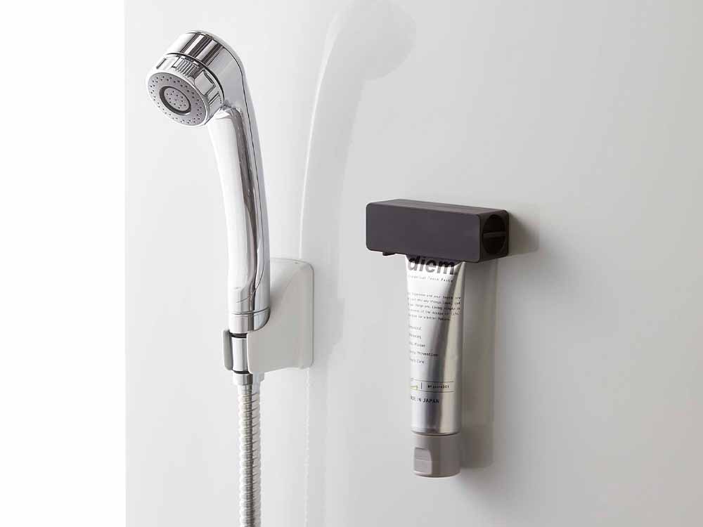 壁に取り付けられたマグネット式歯磨き粉チューブホルダー