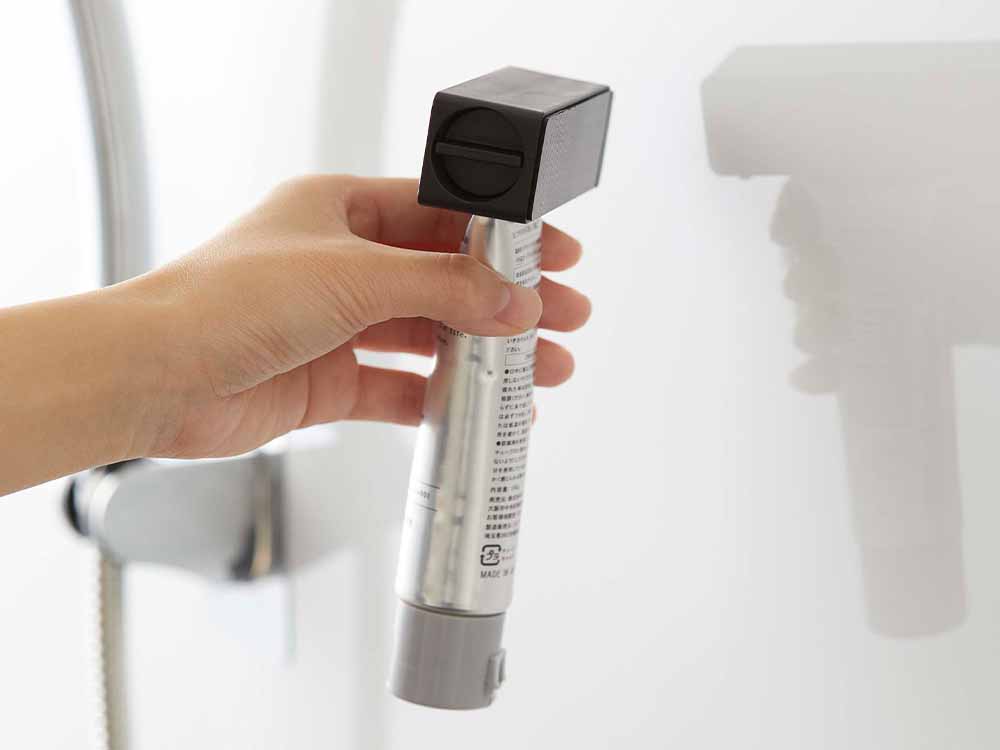 浴室に取り付けられたマグネット歯磨き粉ホルダー