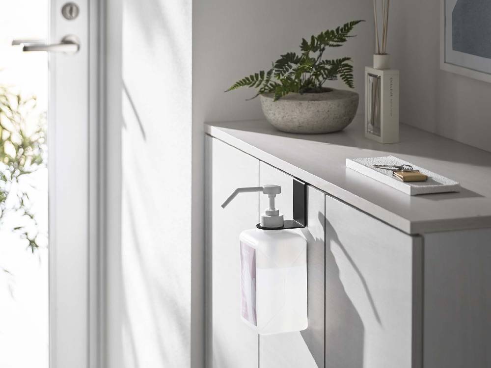 スマートの引っかけ式ブラックアルコール除菌ボトルホルダー