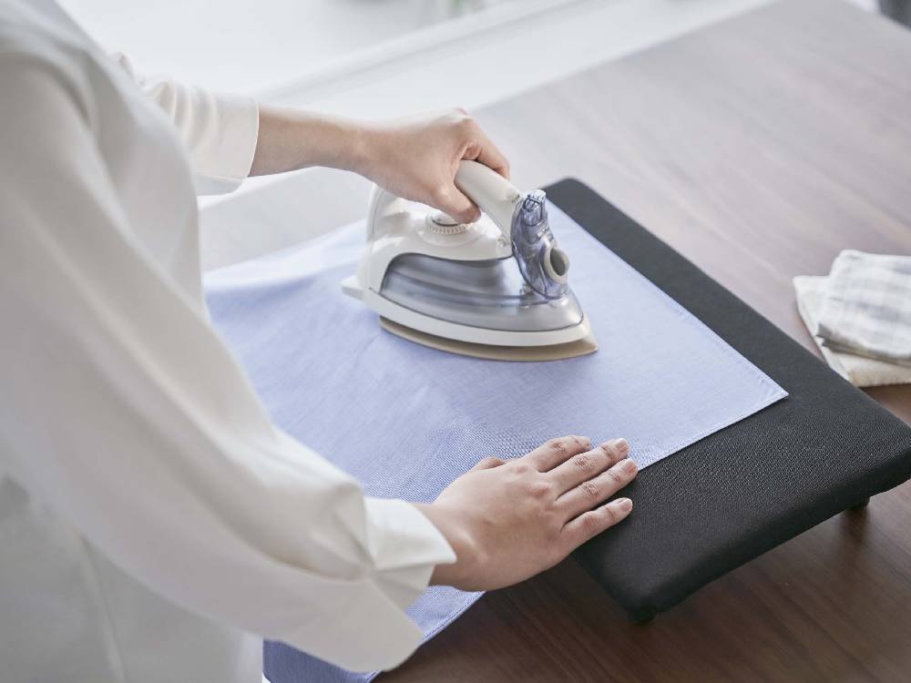 タワーブランドの卓上脚付き平型アイロン台