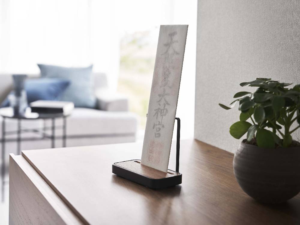 towerブランドの神札スタンド、スチール本体と木製台座