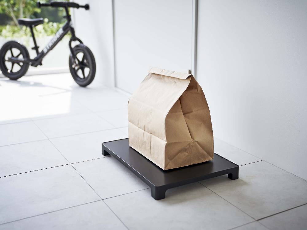 towerブランドの黒色マグネット置き配トレー