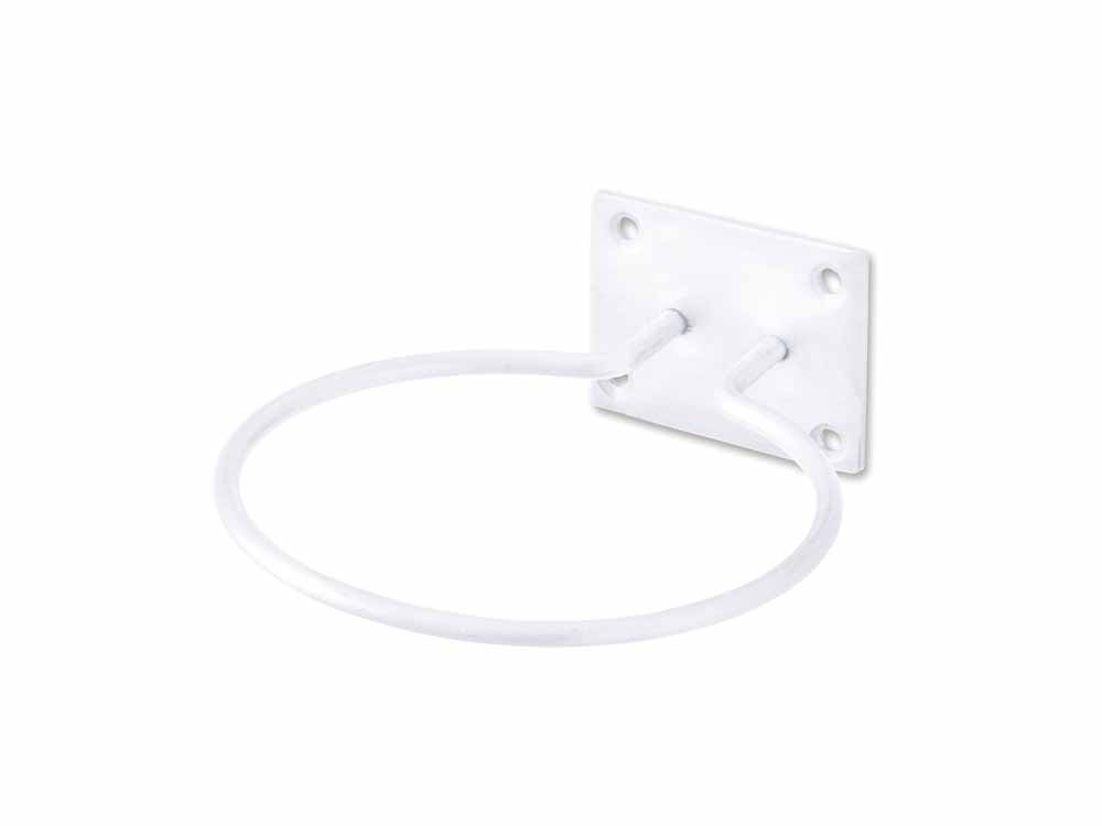 白色アイロン製ドライヤーホルダーが壁に取り付けられている様子