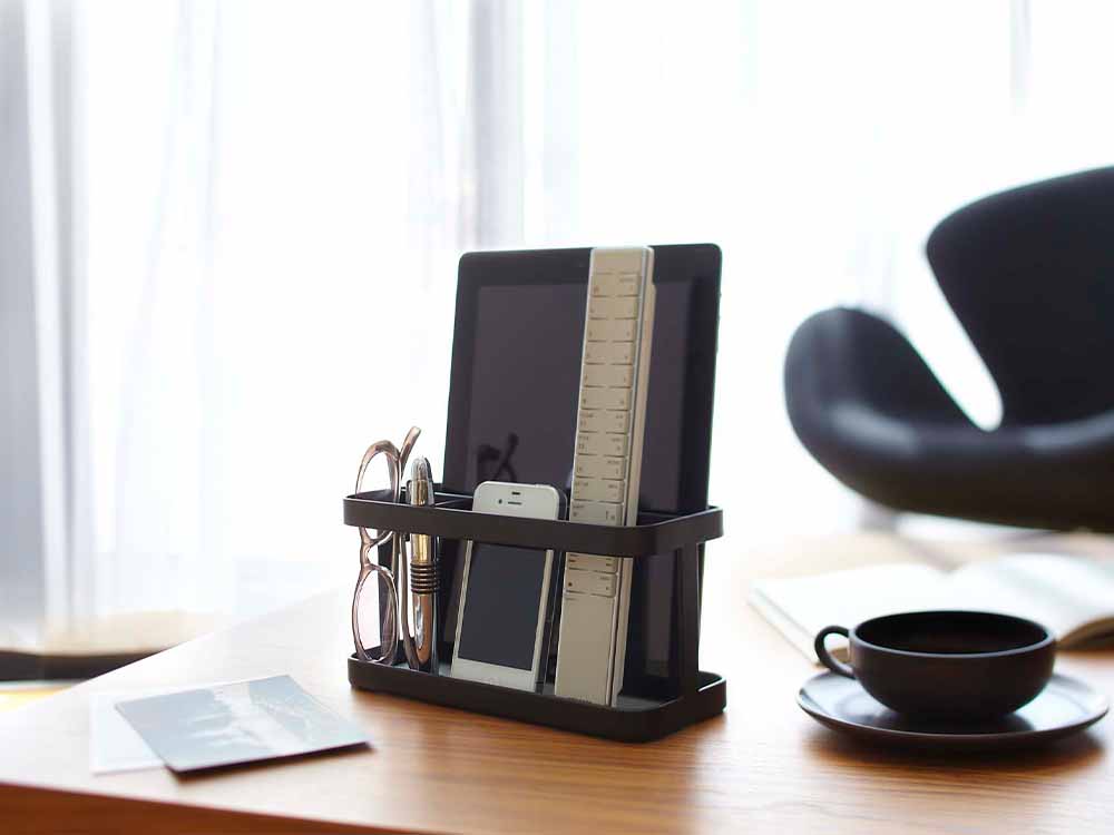 YAMAZAKI製タワー型タブレット＆リモコンラック。スチール製で高さ10.5cm、幅21cm、奥行8.5cmのシンプルなデザイン