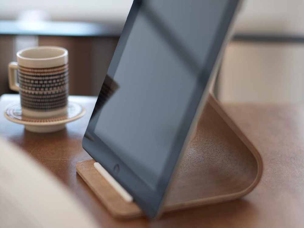 YAMAZAKI/RIN製の天然木タブレットスタンド