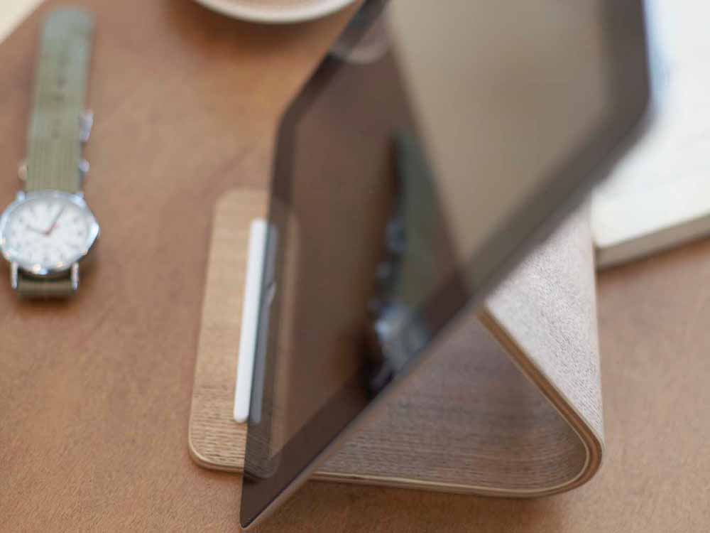 YAMAZAKI/RIN製の木製タブレットスタンド