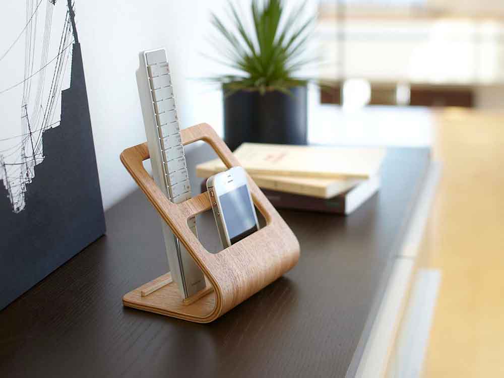 YAMAZAKI/RINのラッカー塗装木製リモコンラック