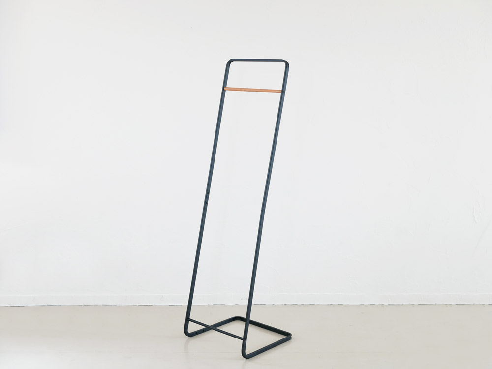 高さ140cmのスチール製コートハンガータワー