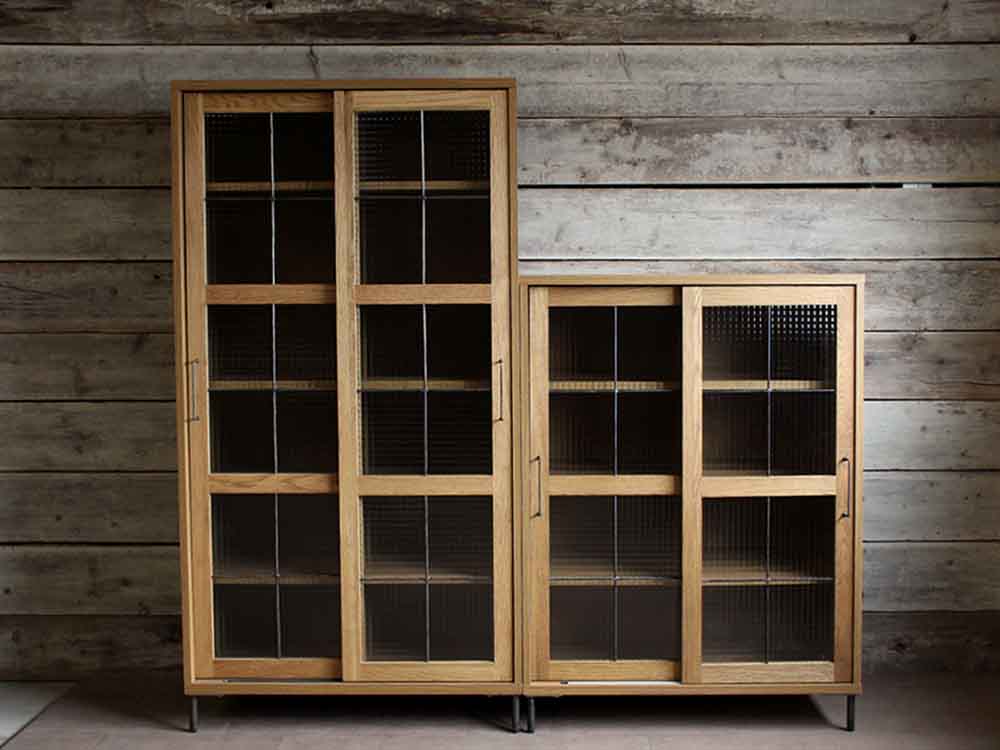 アデペシュのスライドガラスキャビネット、オーク仕上げ