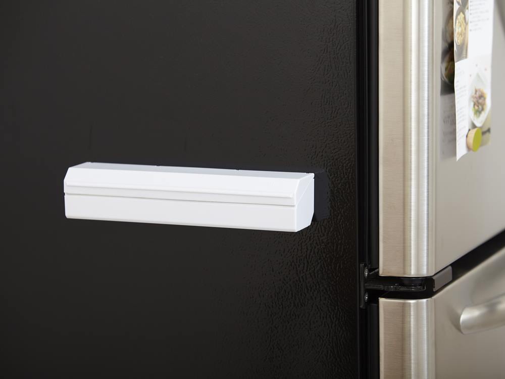 冷蔵庫に取り付けられたideacoマグネット付きラップホルダー