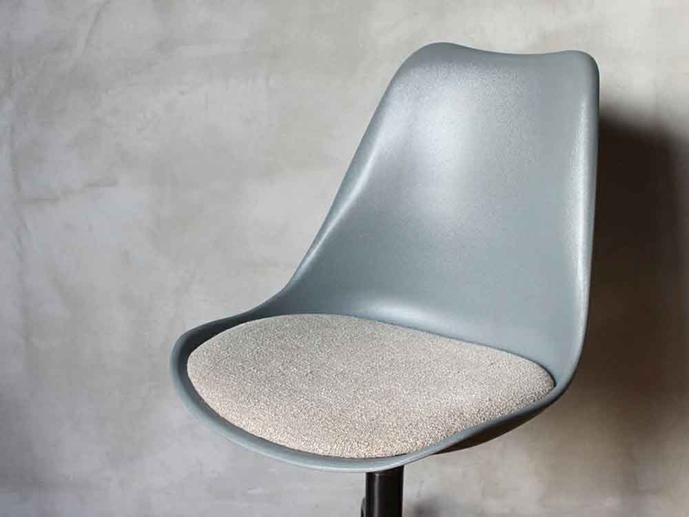 アデペシュのNO-FPキャスターチェア、グレーとアイボリー色