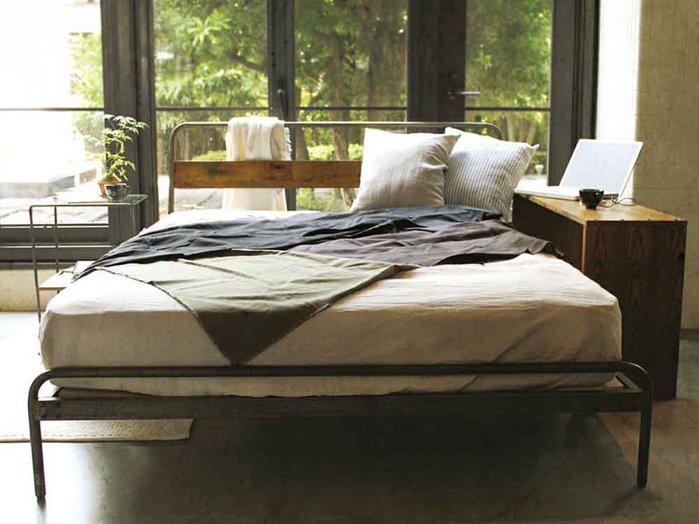 adepeche社製 socphベッド、木とスチールのフレーム