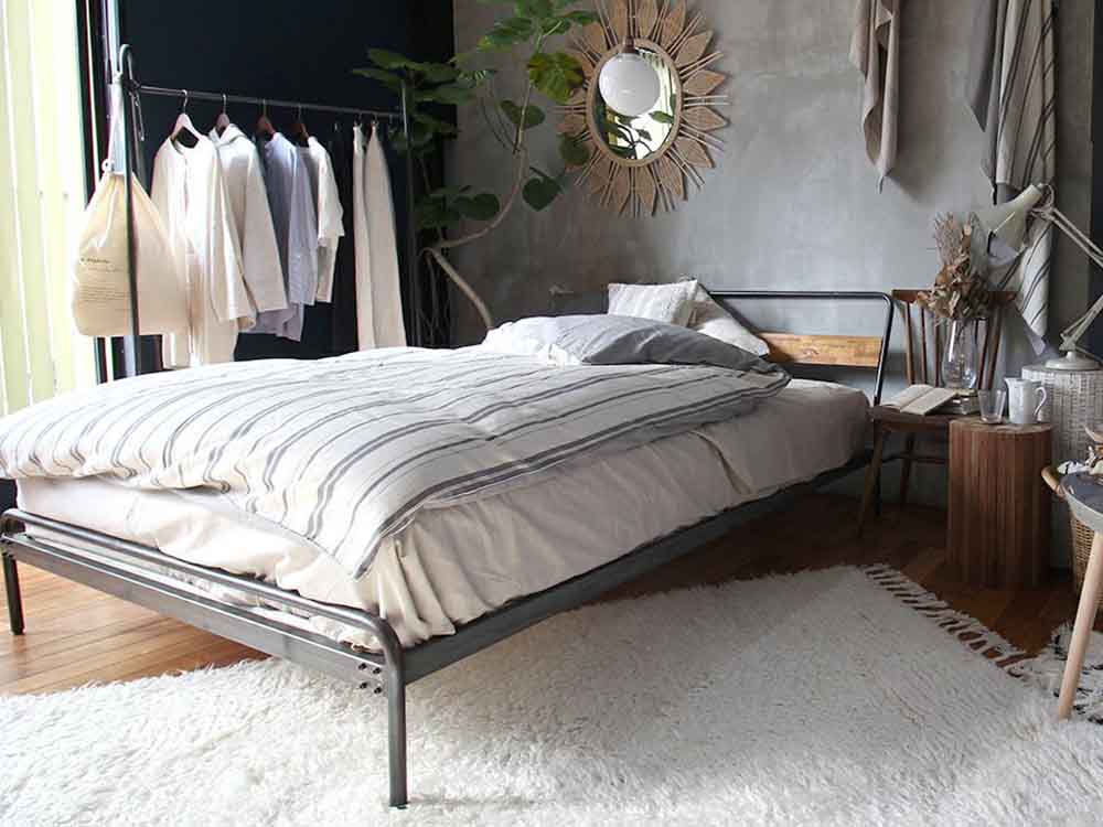 スチールと木材を組み合わせたモダンベッドフレーム