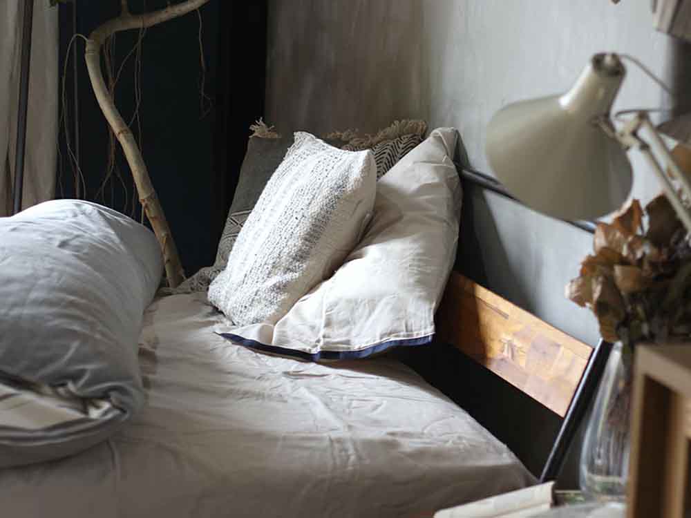 adepeche socphベッド、スチールと樺無垢材使用