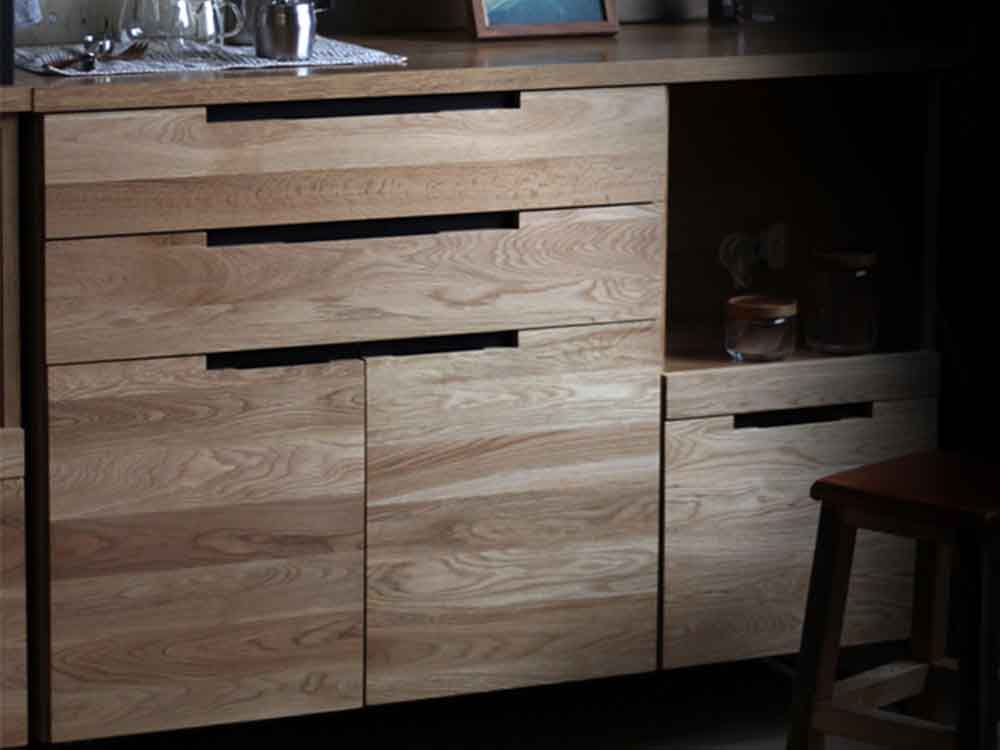 オーク無垢のカウンターボードと黒スチール脚