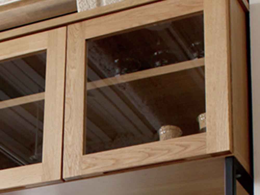 a.depecheのオーク無垢キッチンボード、黒塗りスチール脚付き